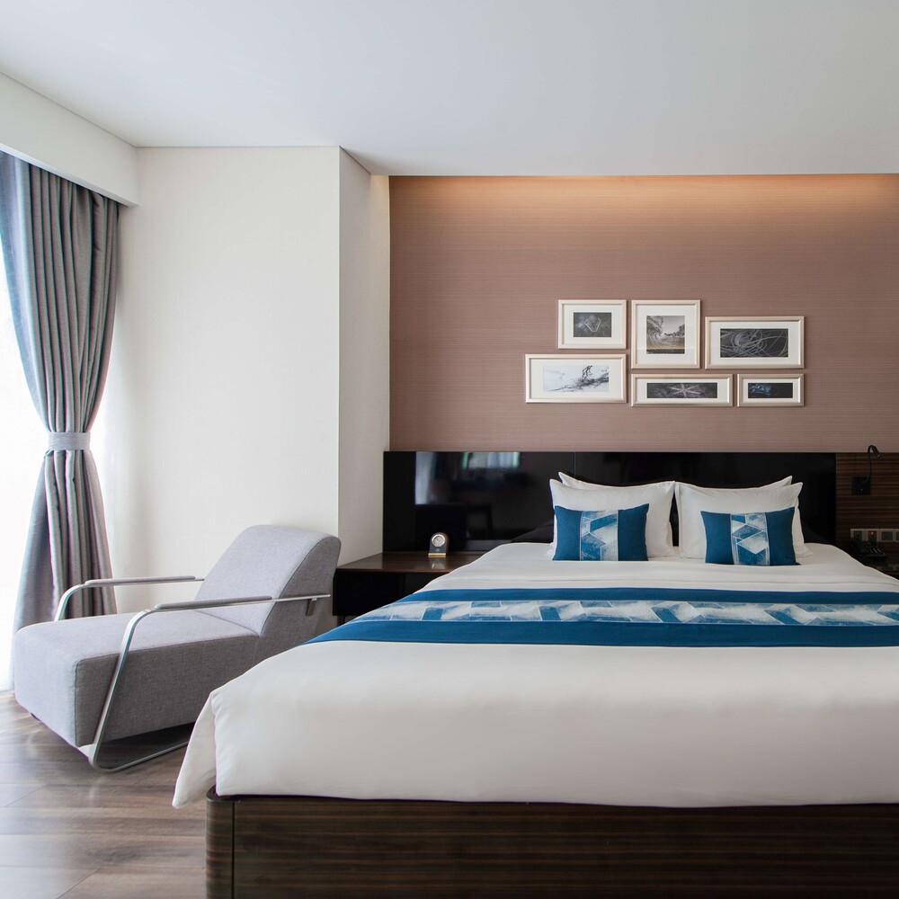 Deluxe Queen Cityview and Partial Seaview